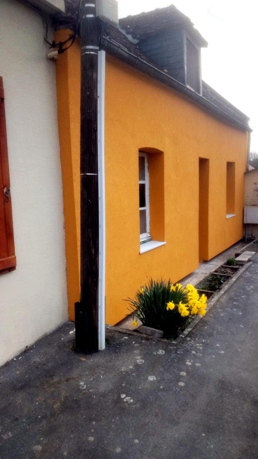 Maison ocre avant côté