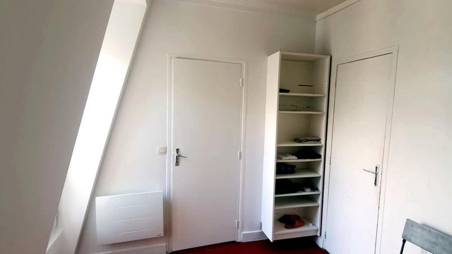Pièce blanche carrelage rouge