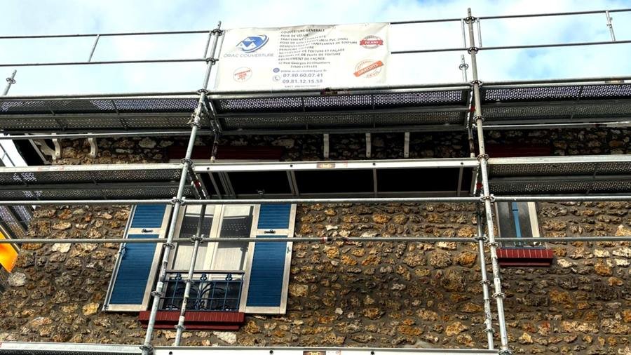 Échafaudage avec bâche pub ORAC COUVERTURE - Chantier Chelles 77